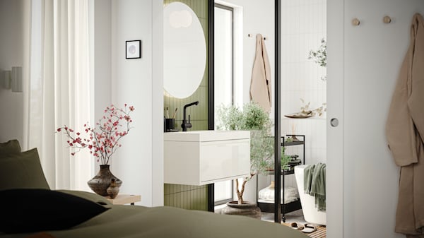 Malá kúpeľňa zariadená ako minimalistická oáza.