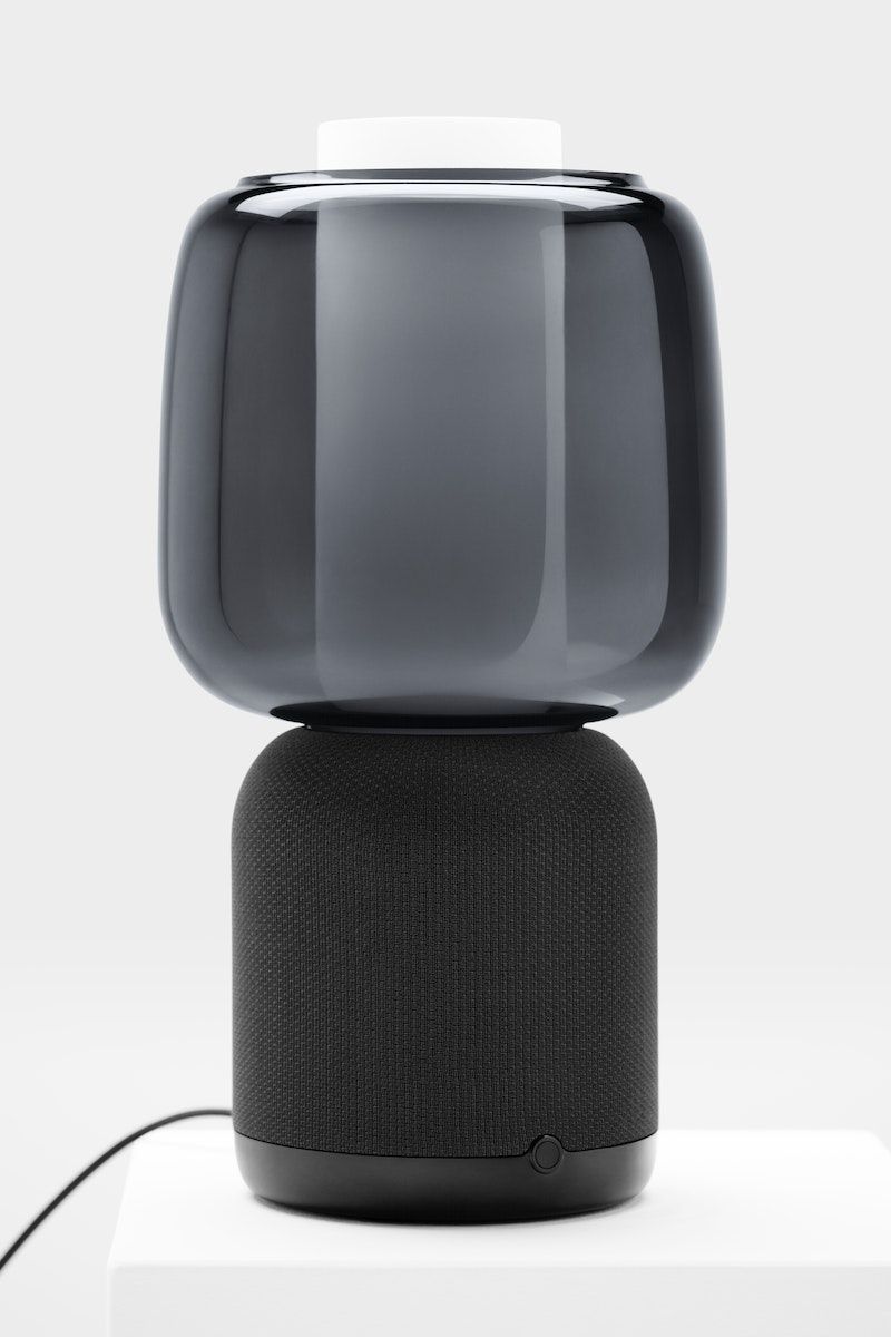 The SYMFONISK speaker lamp with Wi-Fi and glass shade in black on a white backdrop.